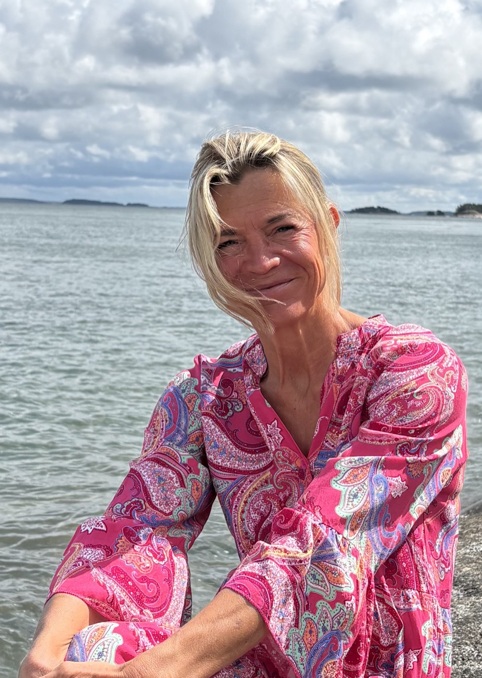 Pia Björkenheim ulkona meren rannalla